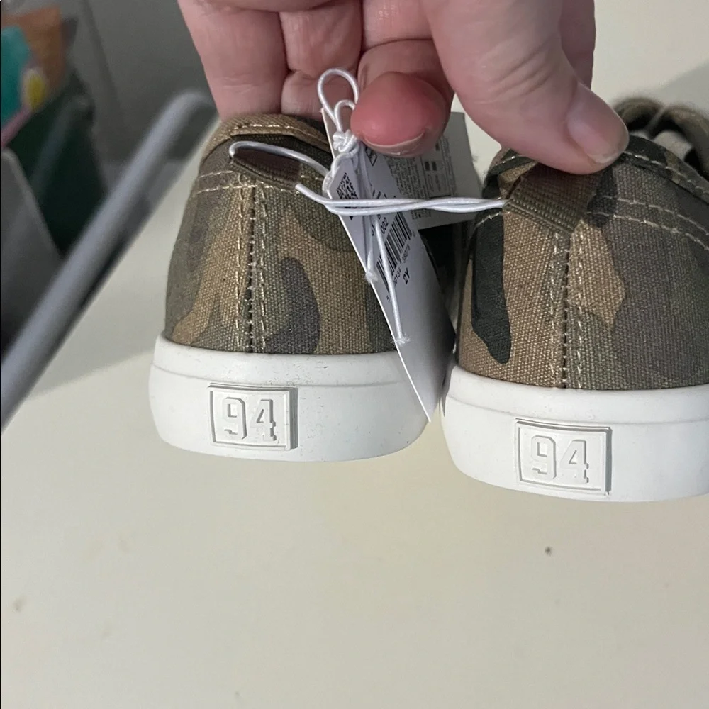 New Old Navy Canvas Shoes Boys Girls Size 2 Camo Camouflage NWT